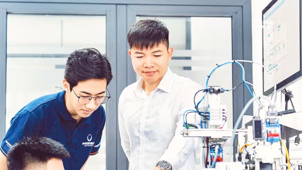 Sinh viên thực hành trên các thiết bị hiện đại tại phòng thí nghiệm.