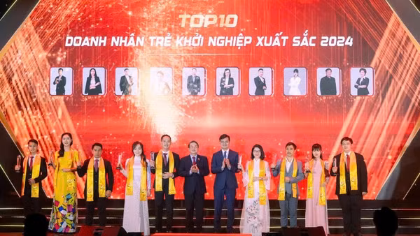 Lãnh đạo Đảng, Nhà nước trao danh hiệu TOP10 Doanh nhân trẻ khởi nghiệp xuất sắc 2024.