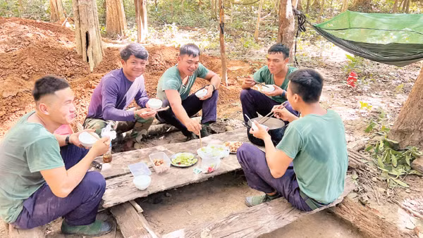 Bữa cơm dã chiến của cán bộ, chiến sĩ Đội K52 trên hành trình đi tìm đồng đội. (Ảnh: LÊ TÂY)
