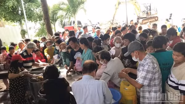 Hơn bốn thập kỷ qua Cơ sở Nhân đạo xã hội bệnh viện tỉnh đã chia sẻ bữa cơm cháo ấm lòng cùng người đi nuôi bệnh.