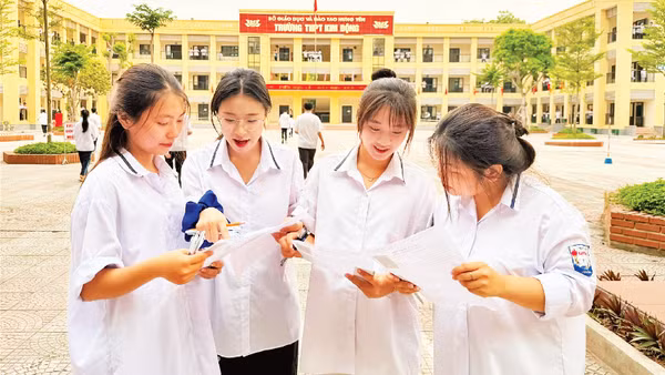 Thí sinh rà soát thông tin dự thi tại điểm thi Trường trung học phổ thông Kim Động (tỉnh Hưng Yên).