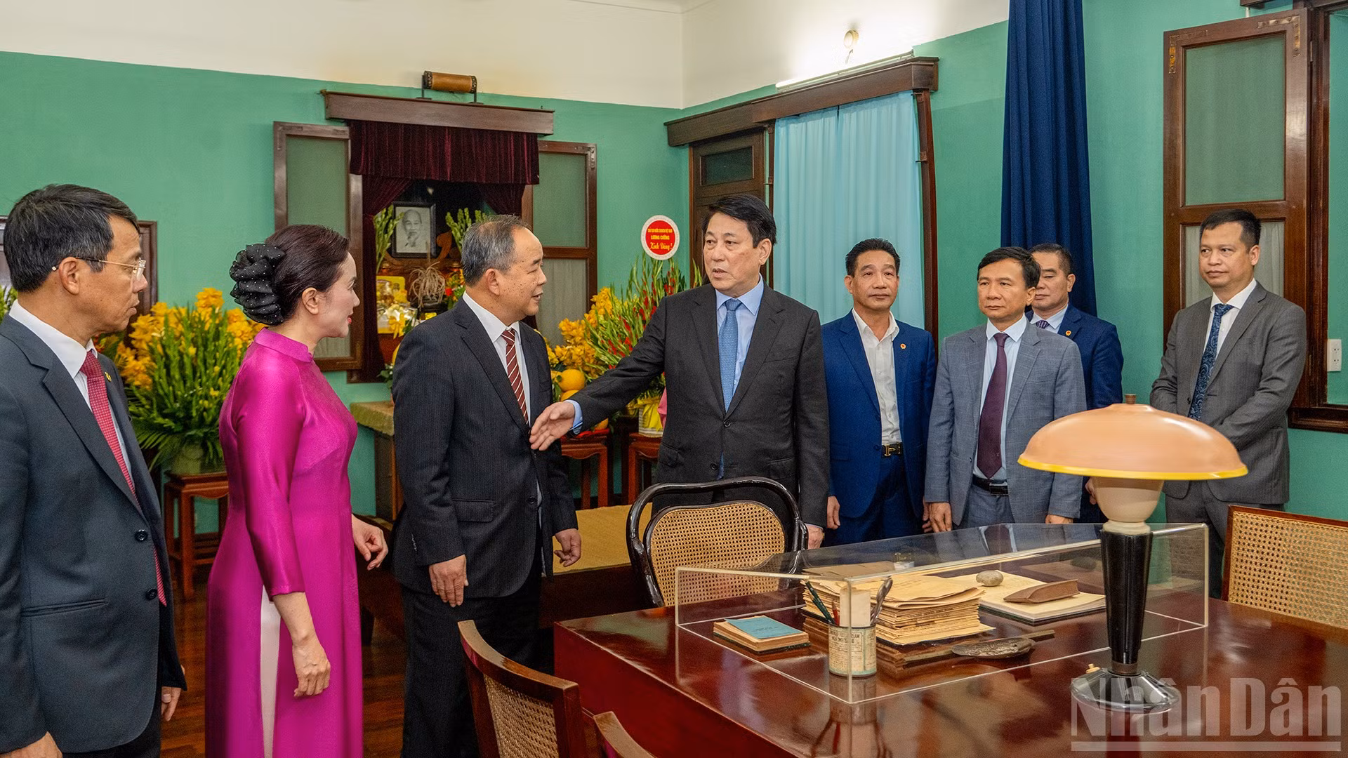 Chủ tịch nước Lương Cường với cán bộ Khu di tích Chủ tịch Hồ Chí Minh tại Phủ Chủ tịch và đại biểu tại Nhà 67.