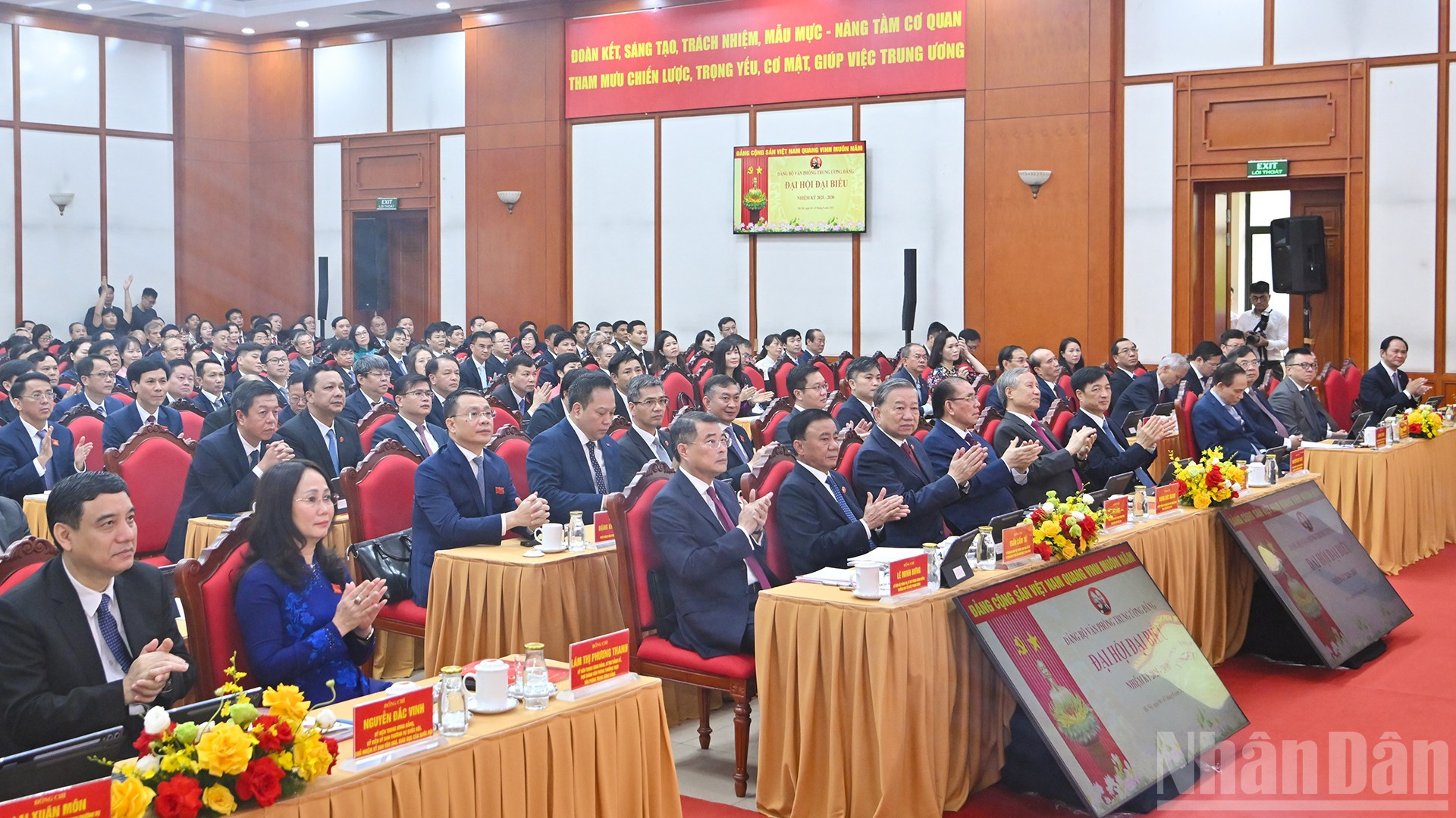 Tổng Bí thư Tô Lâm cùng các đồng chí lãnh đạo, nguyên lãnh đạo Đảng, Nhà nước và đại biểu dự Đại hội đại biểu Đảng bộ Văn phòng Trung ương Đảng nhiệm kỳ 2025-2030.