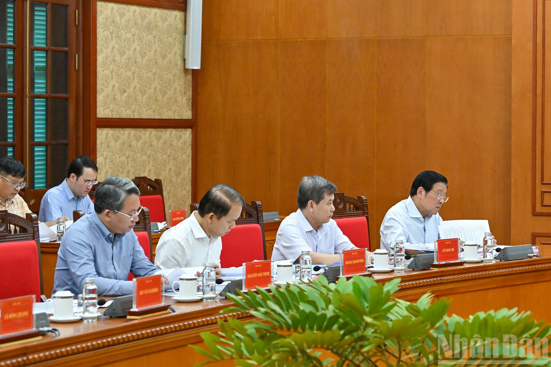 Trưởng Ban Nội chính Trung ương Phan Đình Trạc cùng các đại biểu tham dự phiên họp. ndo_br_2-1085.jpg