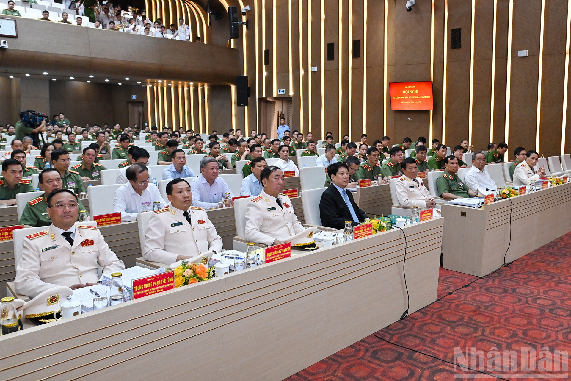 Chủ tịch nước Lương Cường cùng các đồng chí lãnh đạo Bộ Công an và đại biểu tham dự hội nghị. ndo_br_05.jpg