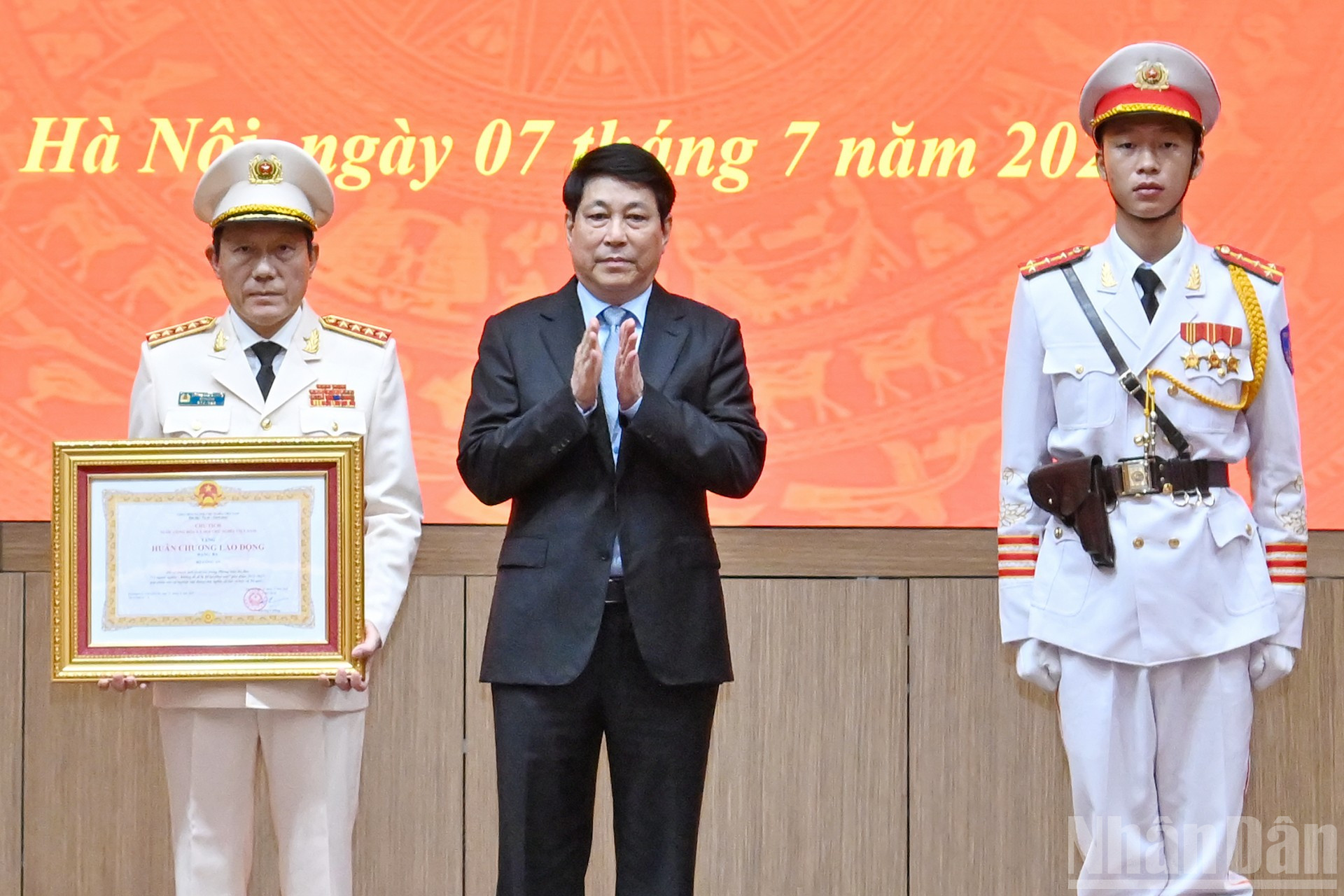 Chủ tịch nước Lương Cường trao Huân chương Lao động hạng Ba tặng Bộ Công an tại Hội nghị. ndo_br_8.jpg