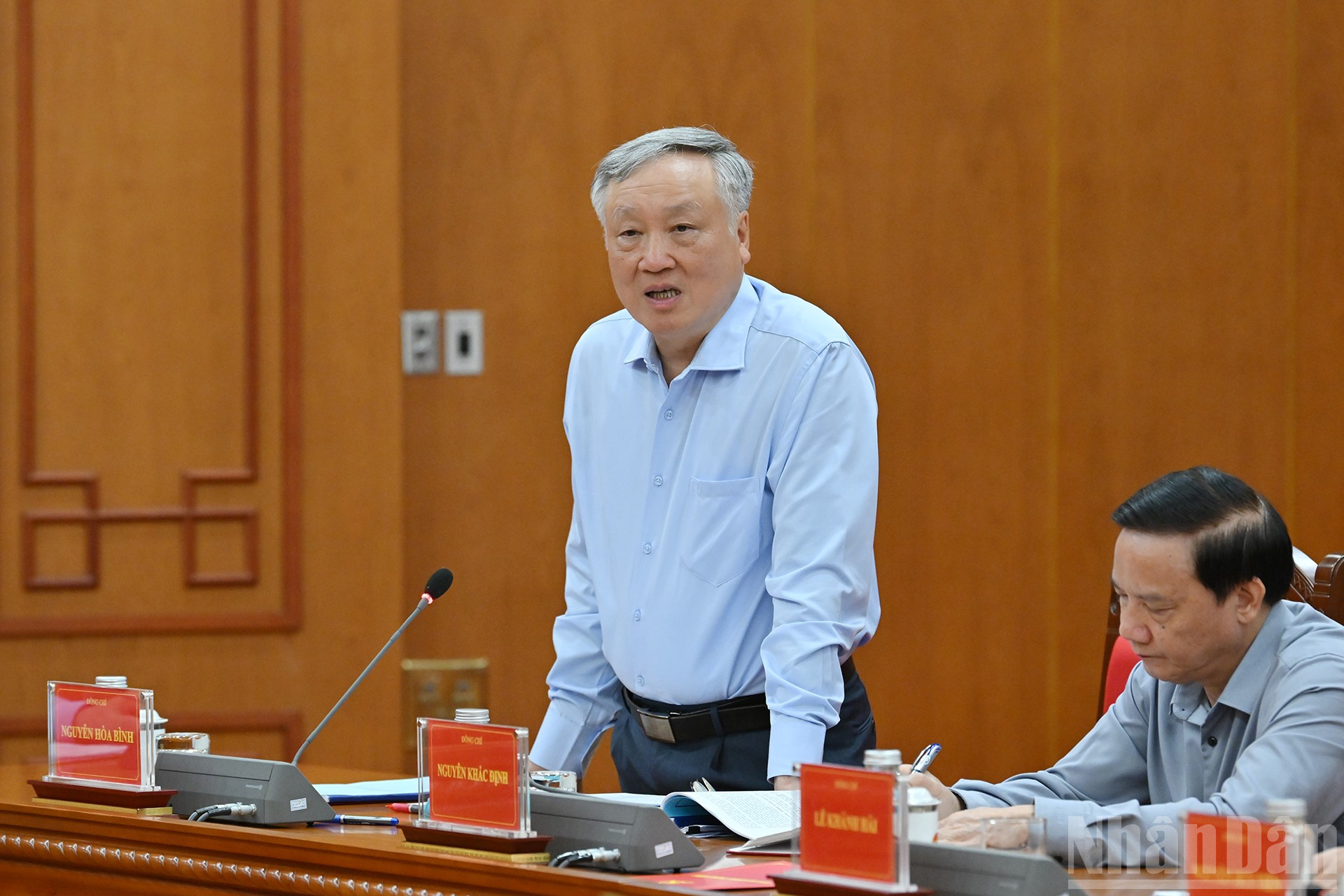 Phó Thủ tướng Thường trực Chính phủ Nguyễn Hòa Bình phát biểu tại phiên họp. ndo_br_5-9954.jpg