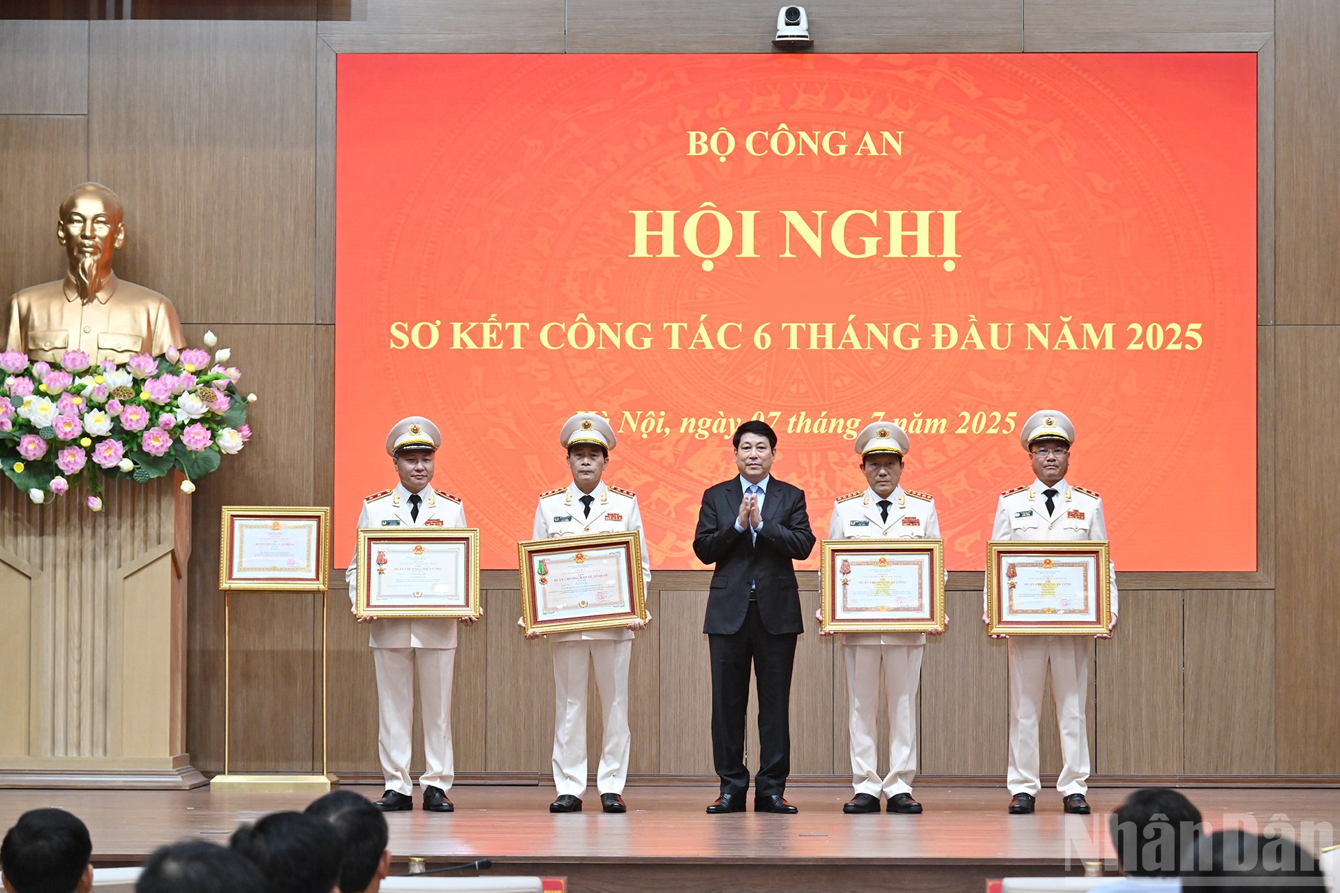 Chủ tịch nước Lương Cường trao Huân chương Quân công, Huân chương Chiến công và Huân chương bảo vệ Tổ quốc tặng các đồng chí lãnh đạo Bộ Công an. ndo_br_9.jpg
