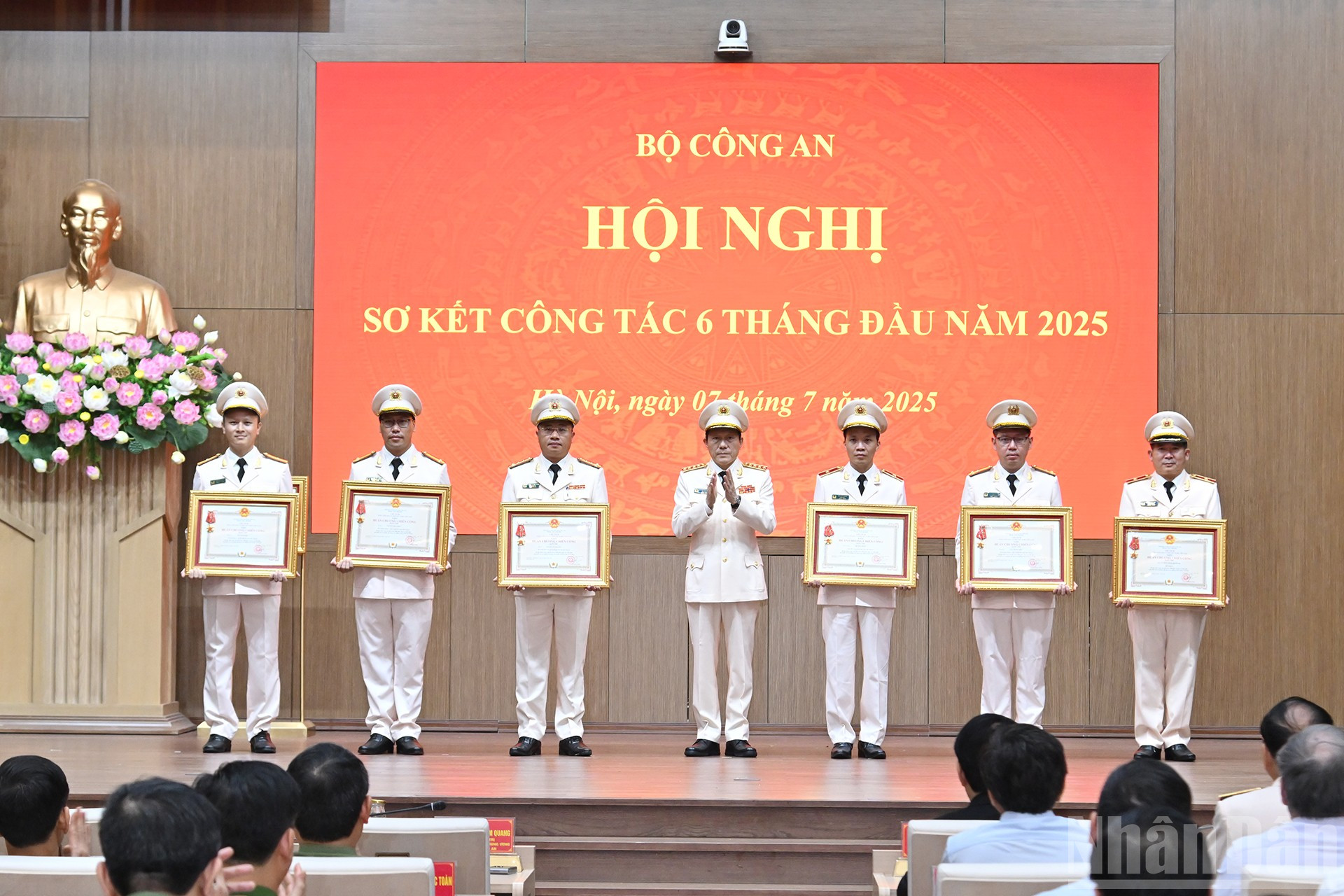 Bộ trưởng Công an Lương Tam Quang trao thưởng cho các cá nhân và tập thể tại hội nghị. ndo_br_11.jpg