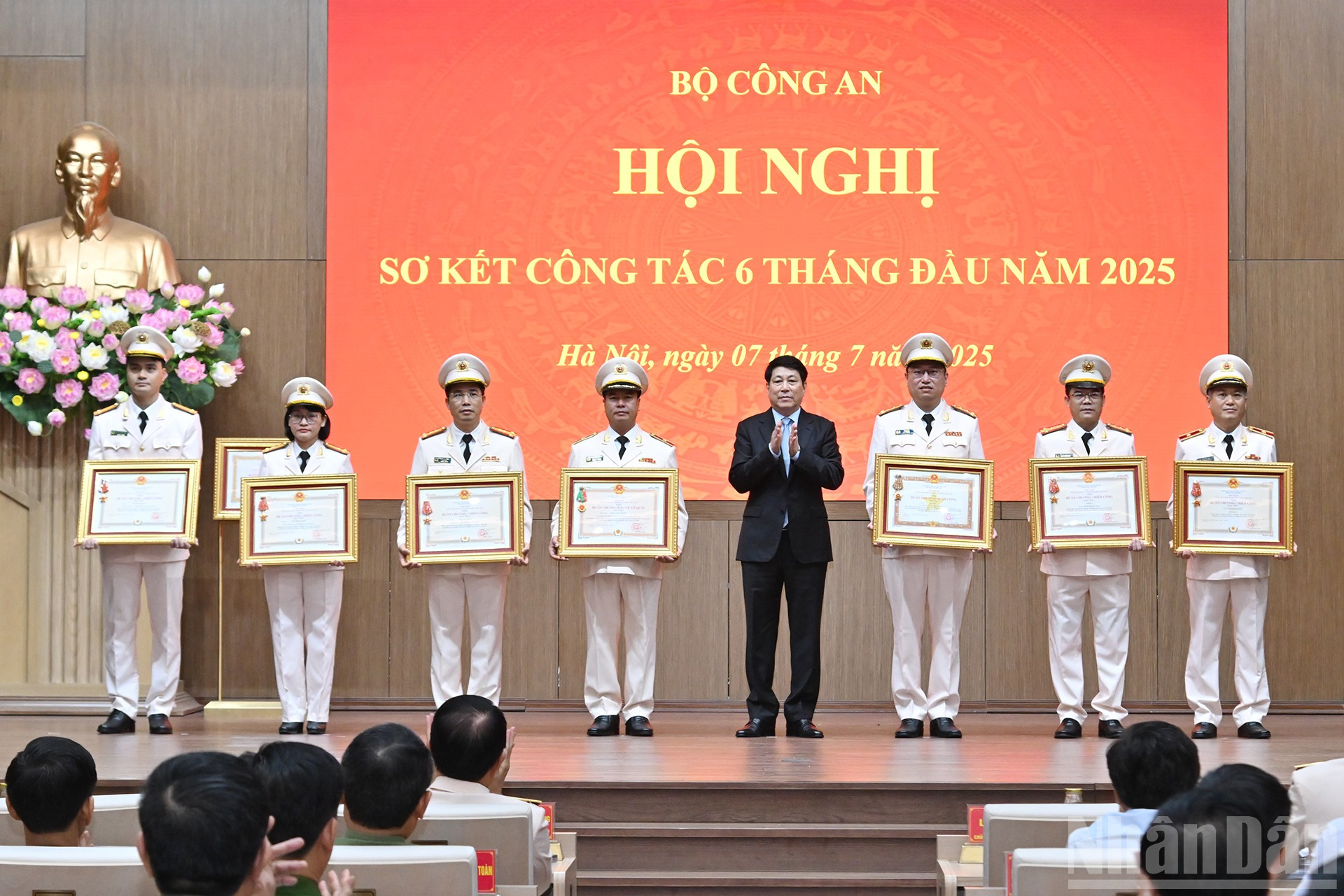 Chủ tịch nước Lương Cường trao Huân chương Quân công, Huân Chương Chiến công và Huân chương Bảo vệ Tổ quốc tặng các đơn vị và cá nhân của Bộ Công an. ndo_br_10.jpg