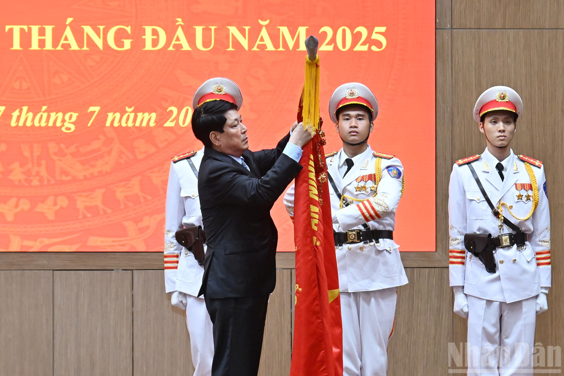 Chủ tịch nước Lương Cường trao Huân chương Lao động hạng Ba tặng Bộ Công an. ndo_br_7.jpg