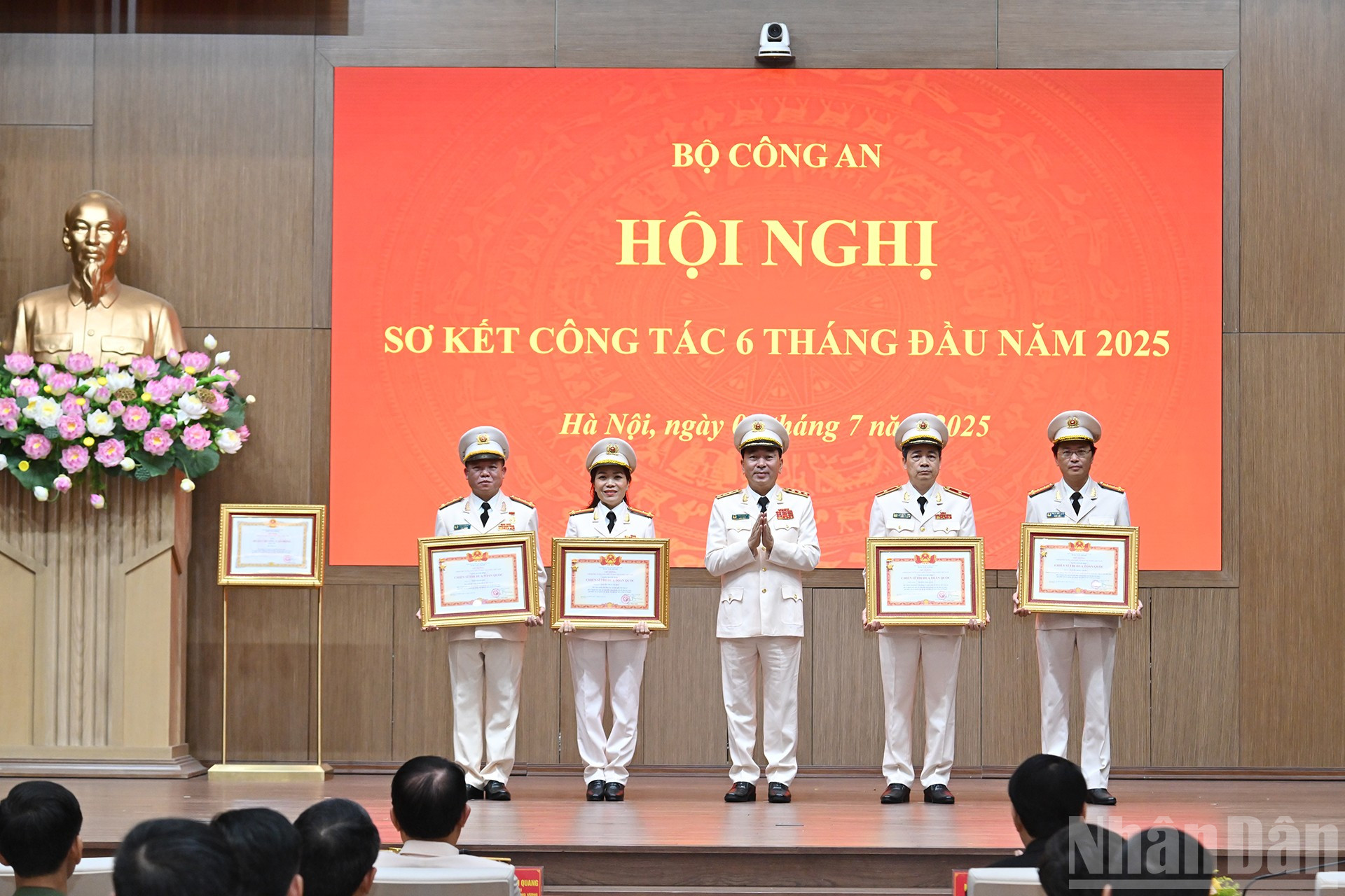 Thứ trưởng Công an Trần Quốc Tỏ trao thưởng cho các cá nhân và tập thể tại Hội nghị. ndo_br_13.jpg