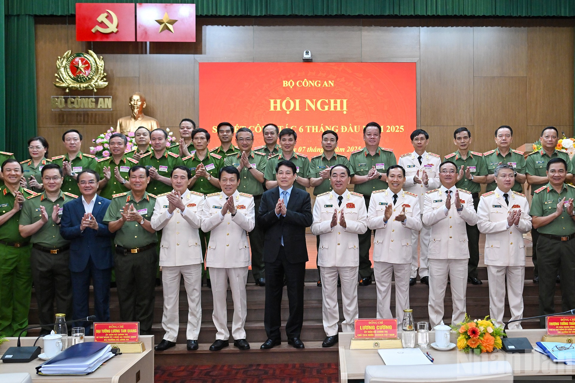 Chủ tịch nước Lương Cường cùng các đại biểu tại hội nghị. ndo_br_16.jpg
