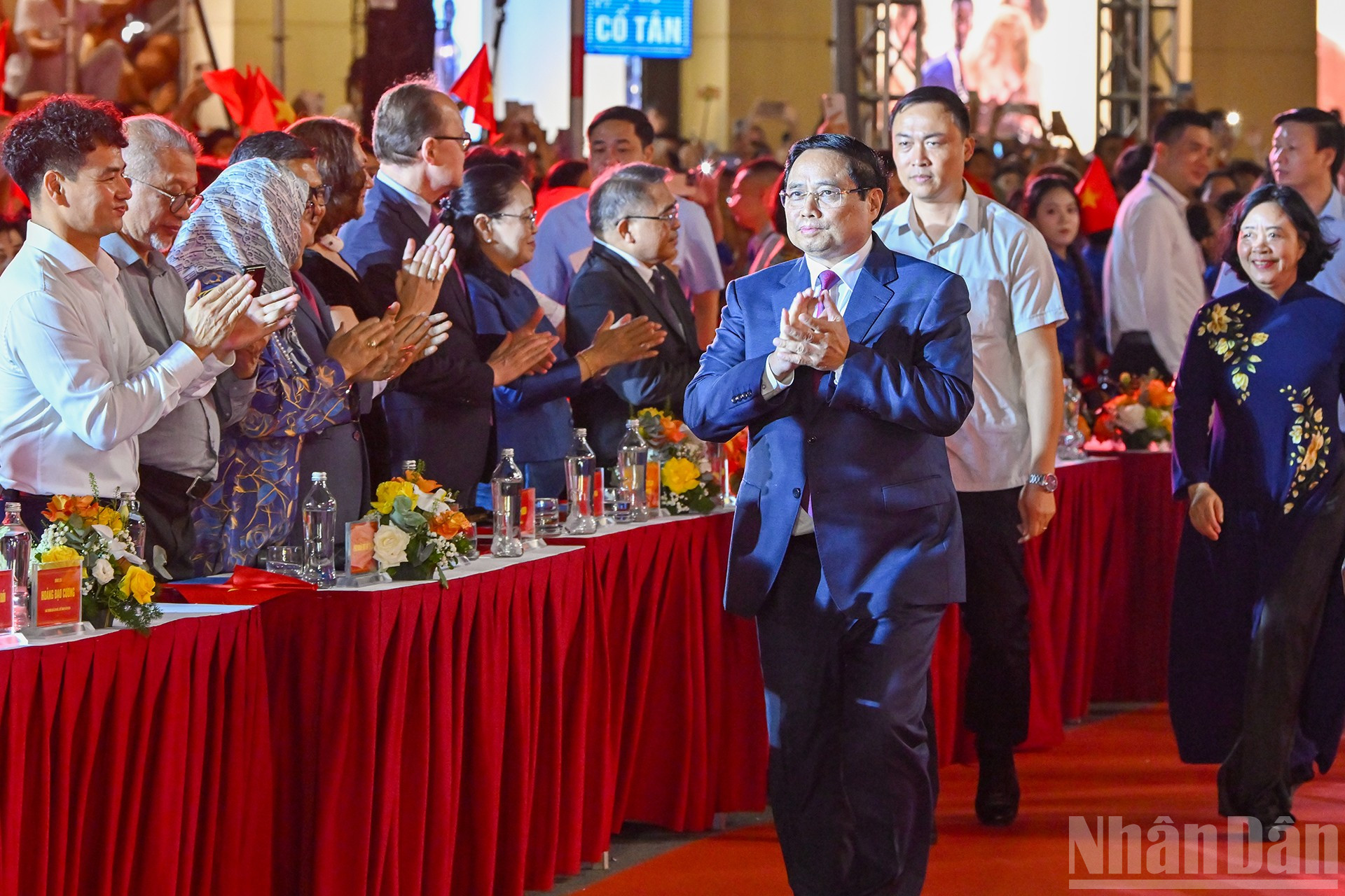 នាយករដ្ឋមន្ត្រី Pham Minh Chinh បានចូលរួមកម្មវិធីសិល្បៈ។ ndo_br_2-4064.jpg