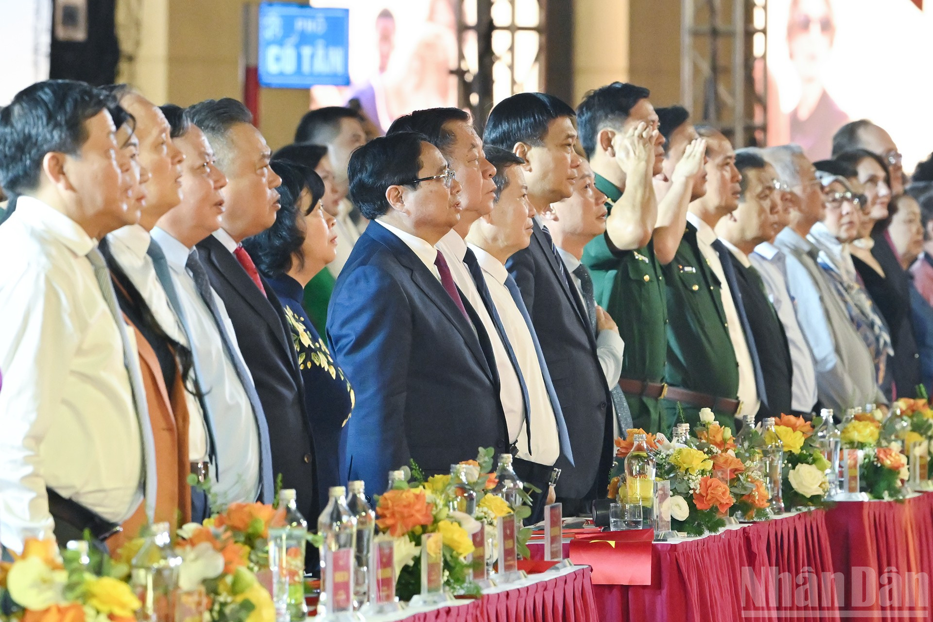 នាយករដ្ឋមន្ត្រី Pham Minh Chinh និងគណៈប្រតិភូបានសម្តែងនូវពិធីគោរពទង់ជាតិក្នុងកម្មវិធី។ ndo_br_5.jpg