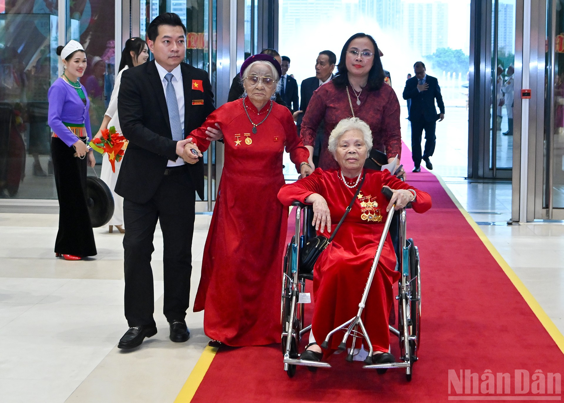 Guest delegates attended the reception. ndo_br_6-1375.jpg