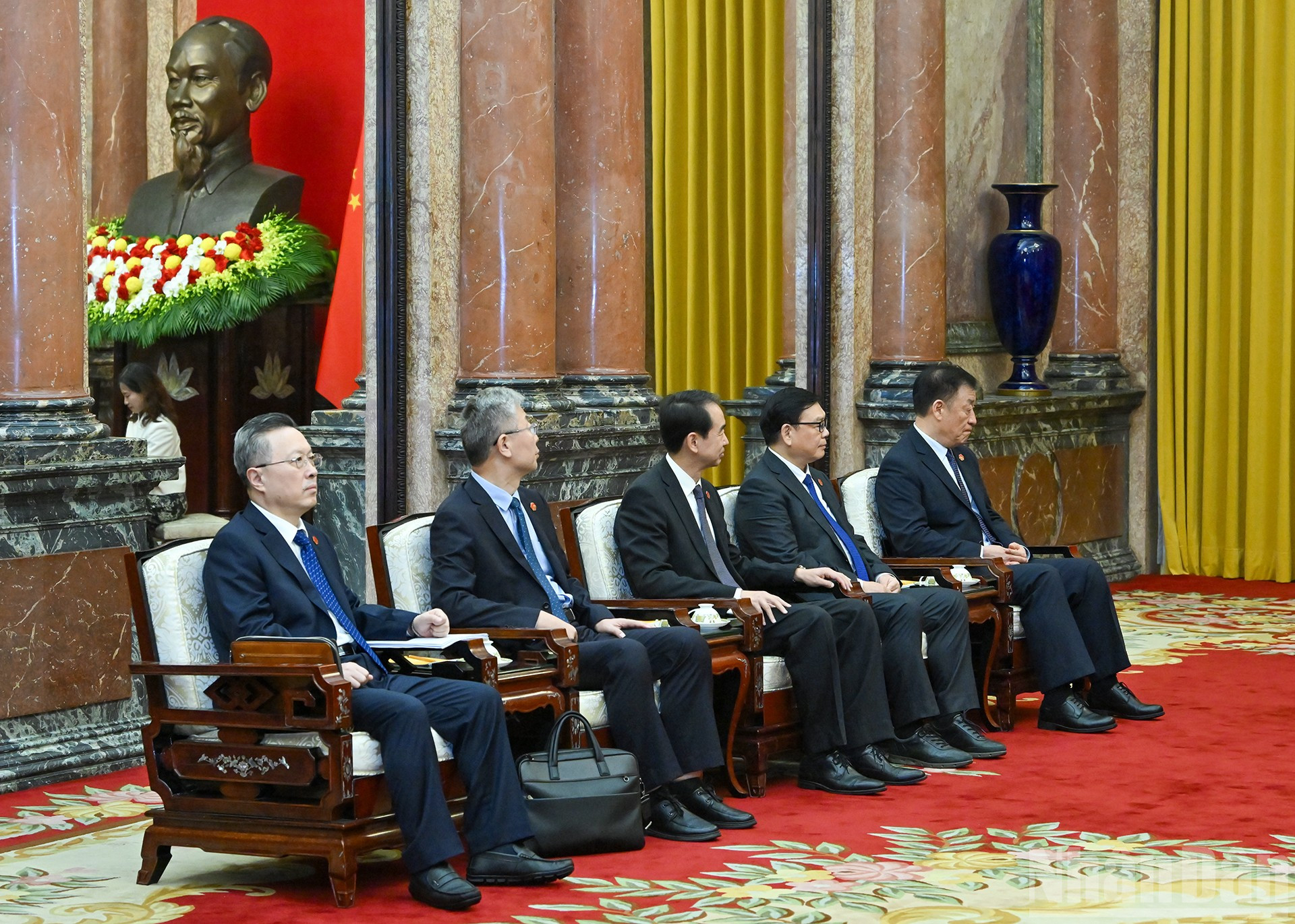 Các đại biểu tháp tùng Ủy viên trưởng Nhân đại toàn quốc Trung Quốc Triệu Lạc Tế tham dự buổi tiếp. ndo_br_7-757.jpg