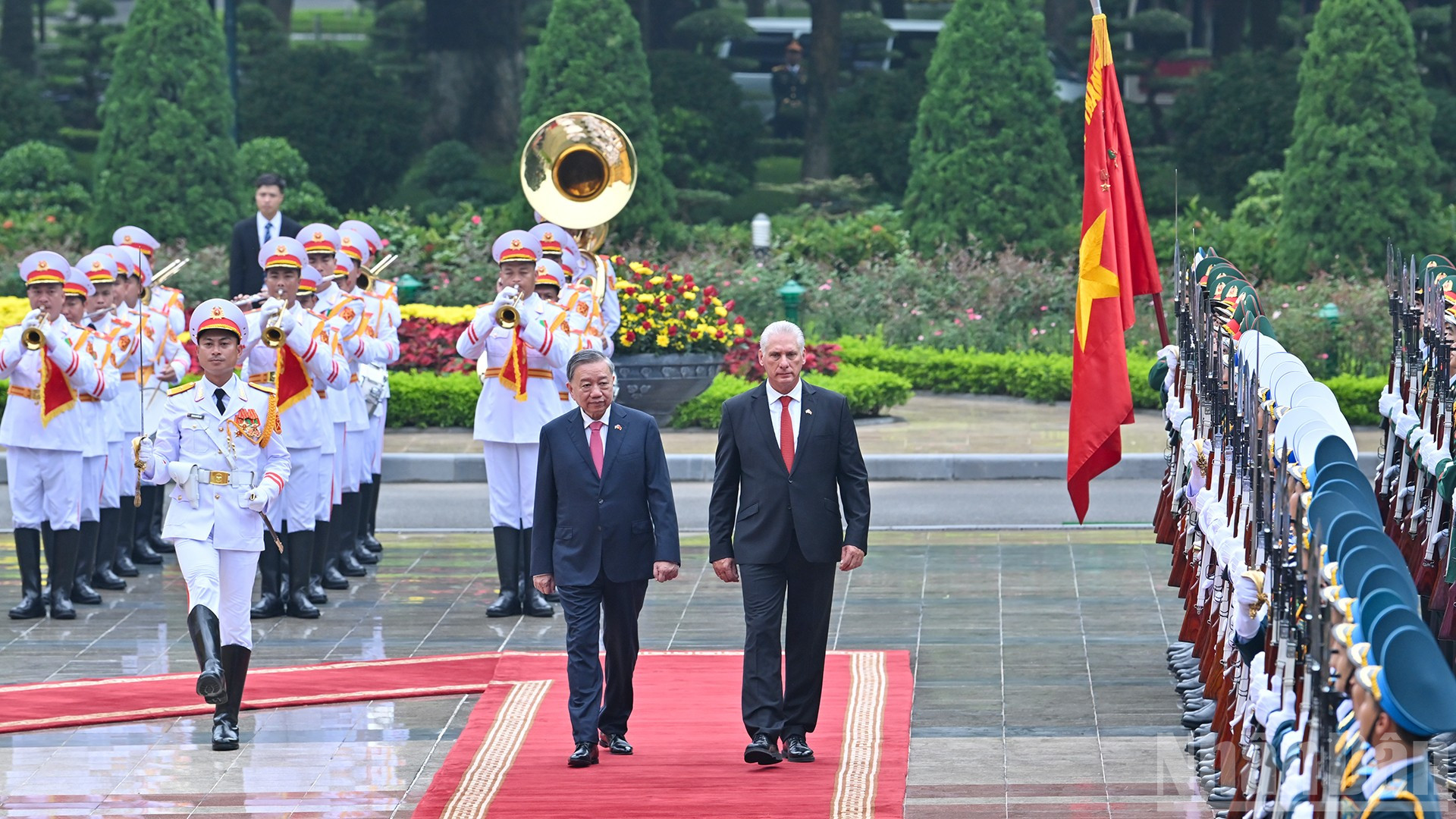 Tổng Bí thư Tô Lâm và Bí thư Thứ nhất, Chủ tịch nước Cuba Miguel Diaz-Canel Bermudez duyệt Đội Danh dự Quân đội nhân dân Việt Nam.