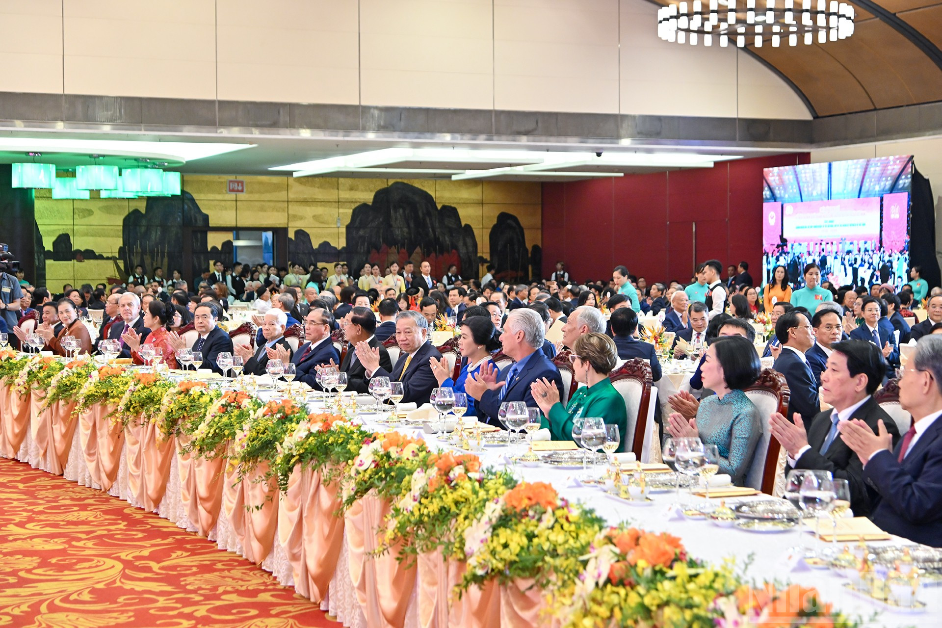 Leaders, former leaders of the Party, State and invited guests at the reception. ndo_br_10-5291.jpg