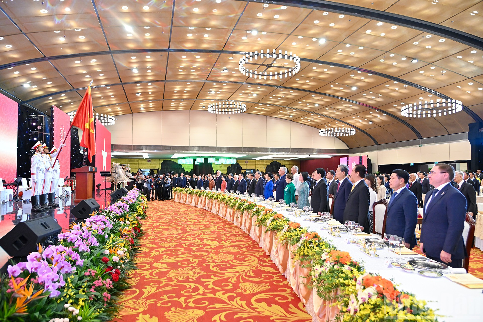 Party and State leaders, former leaders and invited guests performed the flag-saluting ceremony at the reception. ndo_br_8-7211.jpg