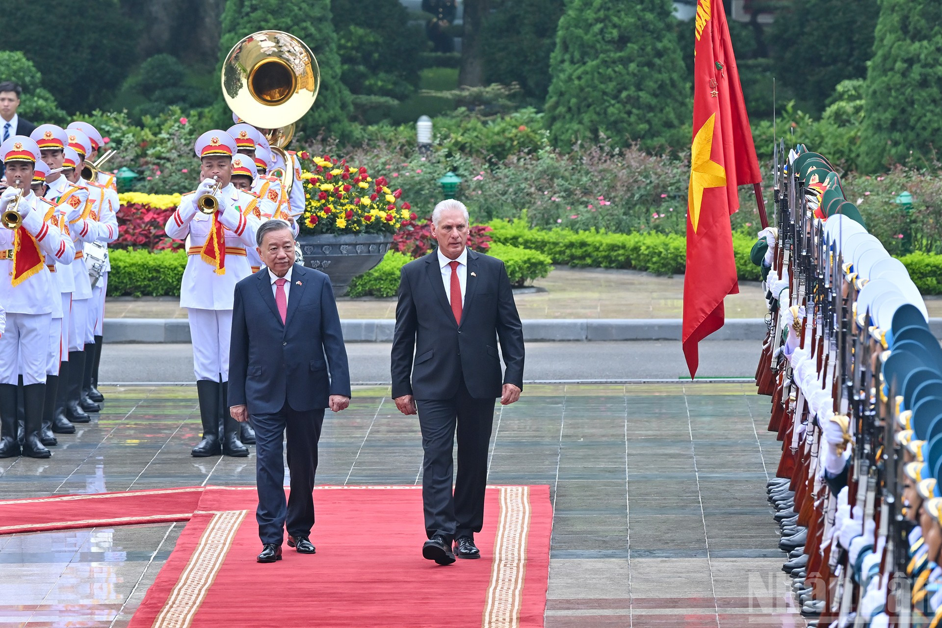 Genel Sekreter To Lam ve Küba Birinci Sekreteri ve Devlet Başkanı Miguel Diaz-Canel Bermudez, karşılama töreninde Vietnam Halk Ordusu Onur Muhafızlarını denetledi. ndo_br_5.jpg