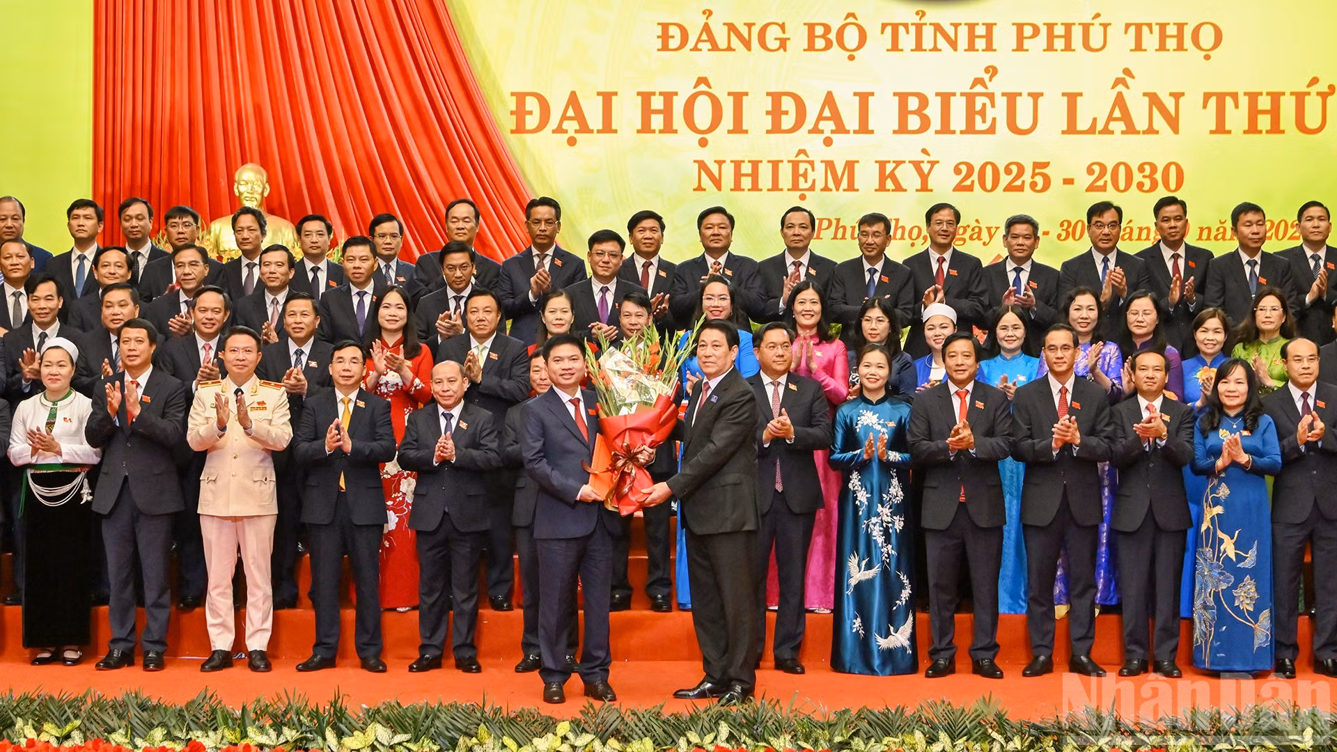 Chủ tịch nước Lương Cường trao Quyết định của Bộ Chính trị và tặng hoa chúc mừng Ban Chấp hành Đảng bộ tỉnh Phú Thọ nhiệm kỳ 2025-2030.