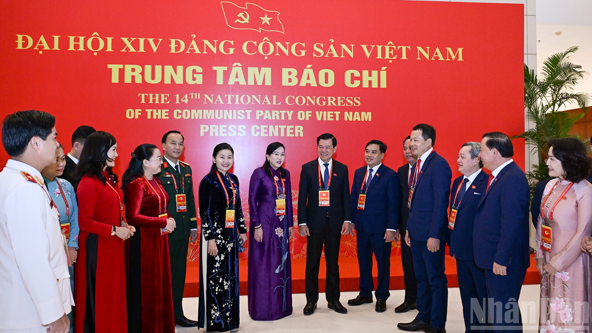 Các đại biểu tỉnh Đồng Nai trao đổi bên lề phiên làm việc. (Ảnh: DUY LINH)