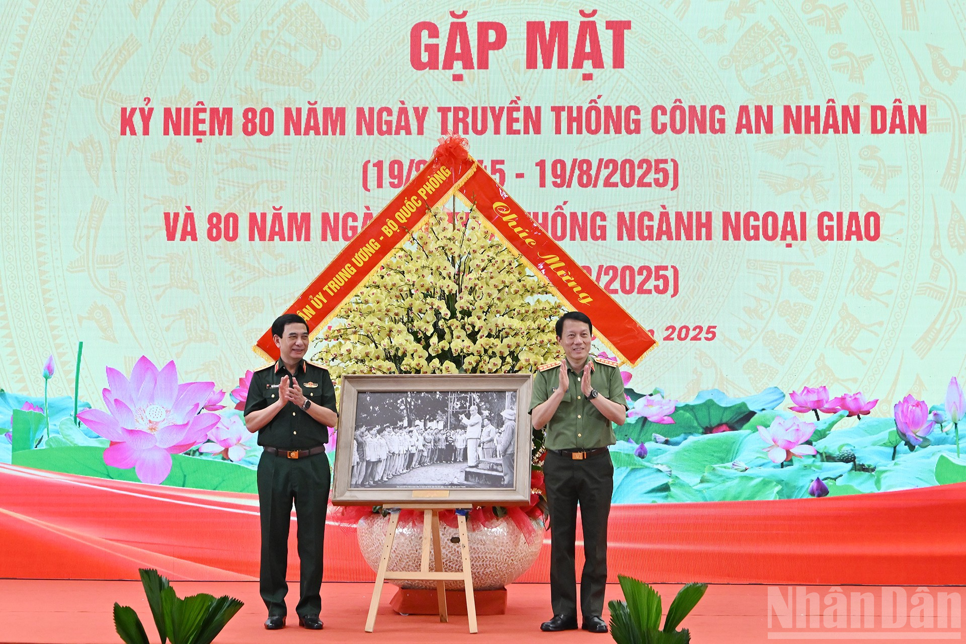 Bộ trưởng Quốc phòng Phan Văn Giang trao quà tặng Bộ Công an. ndo_br_7.jpg