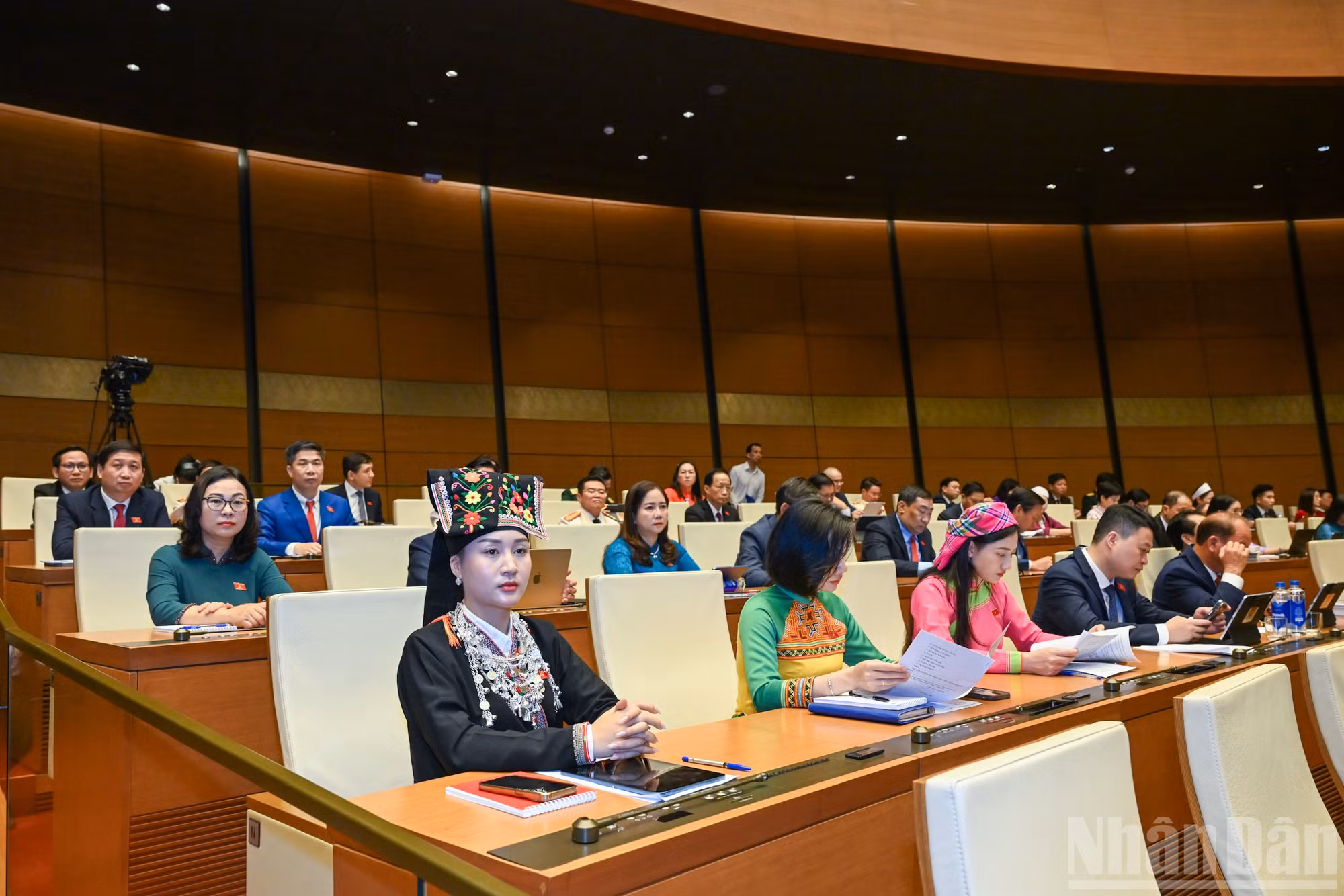 Đại biểu Quốc hội kh&oacute;a XVI tham dự phi&ecirc;n khai mạc.