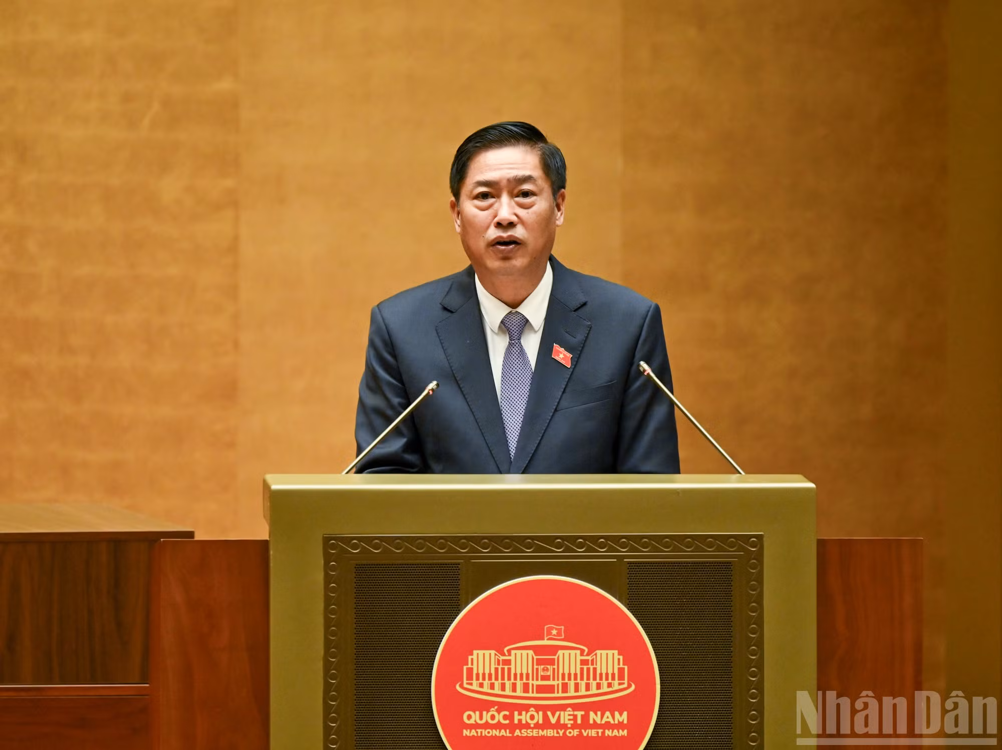 Đại diện Hội đồng bầu cử quốc gia b&aacute;o c&aacute;o kết quả x&aacute;c nhận tư c&aacute;ch đại biểu Quốc hội kh&oacute;a XVI tại phi&ecirc;n khai mạc.