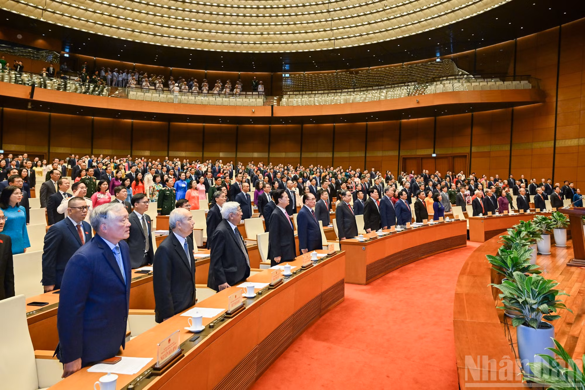 C&aacute;c đồng ch&iacute; l&atilde;nh đạo, nguy&ecirc;n l&atilde;nh đạo Đảng, Nh&agrave; nước v&agrave; đại biểu Quốc hội thực hiện nghi lễ ch&agrave;o cờ tại phi&ecirc;n khai mạc.