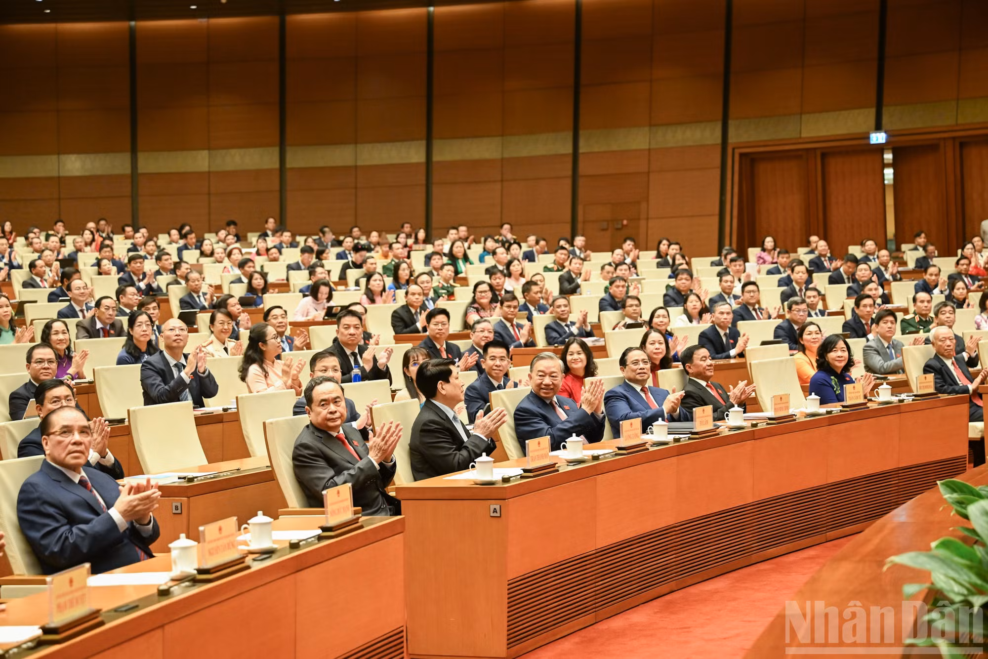 Tổng B&iacute; thư T&ocirc; L&acirc;m, Chủ tịch nước Lương Cường, Thủ tướng Phạm Minh Ch&iacute;nh, Chủ tịch Quốc hội Trần Thanh Mẫn, Thường trực Ban B&iacute; thư Trần Cẩm T&uacute; c&ugrave;ng c&aacute;c đồng ch&iacute; l&atilde;nh đạo, nguy&ecirc;n l&atilde;nh đạo Đảng, Nh&agrave; nước v&agrave; đại biểu Quốc hội tham dự phi&ecirc;n khai mạc.