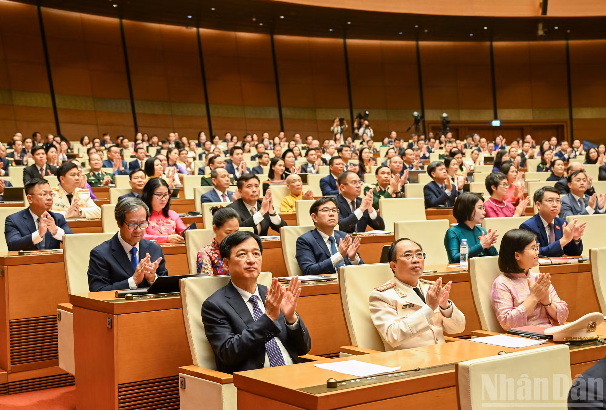 Đo&agrave;n Đại biểu Quốc hội kh&oacute;a XVI th&agrave;nh phố H&agrave; Nội tham dự phi&ecirc;n khai mạc.