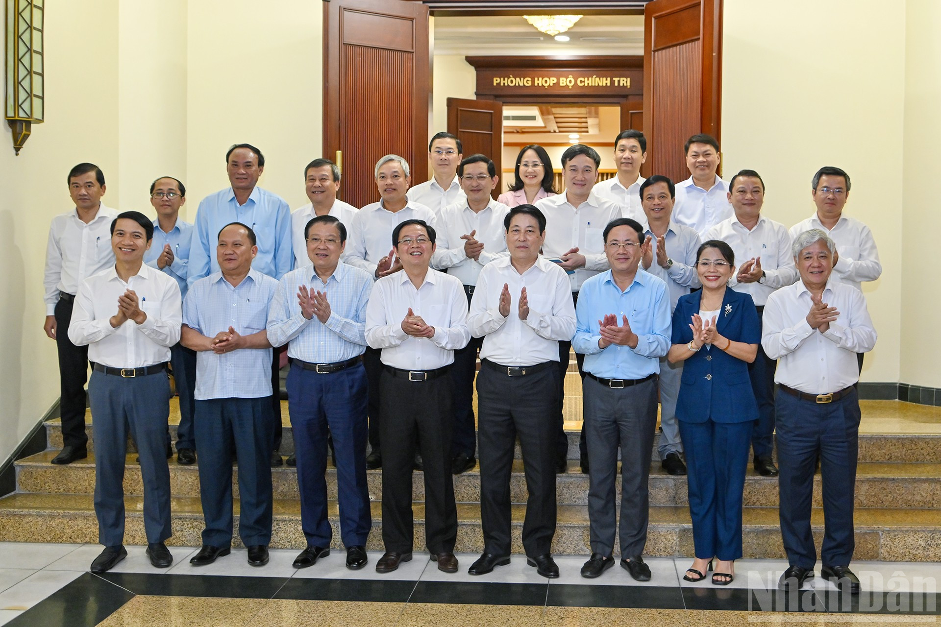 Chủ tịch nước Lương Cường và các đại biểu cùng các đồng chí trong Ban Thường vụ Tỉnh ủy Gia Lai. ndo_br_14.jpg