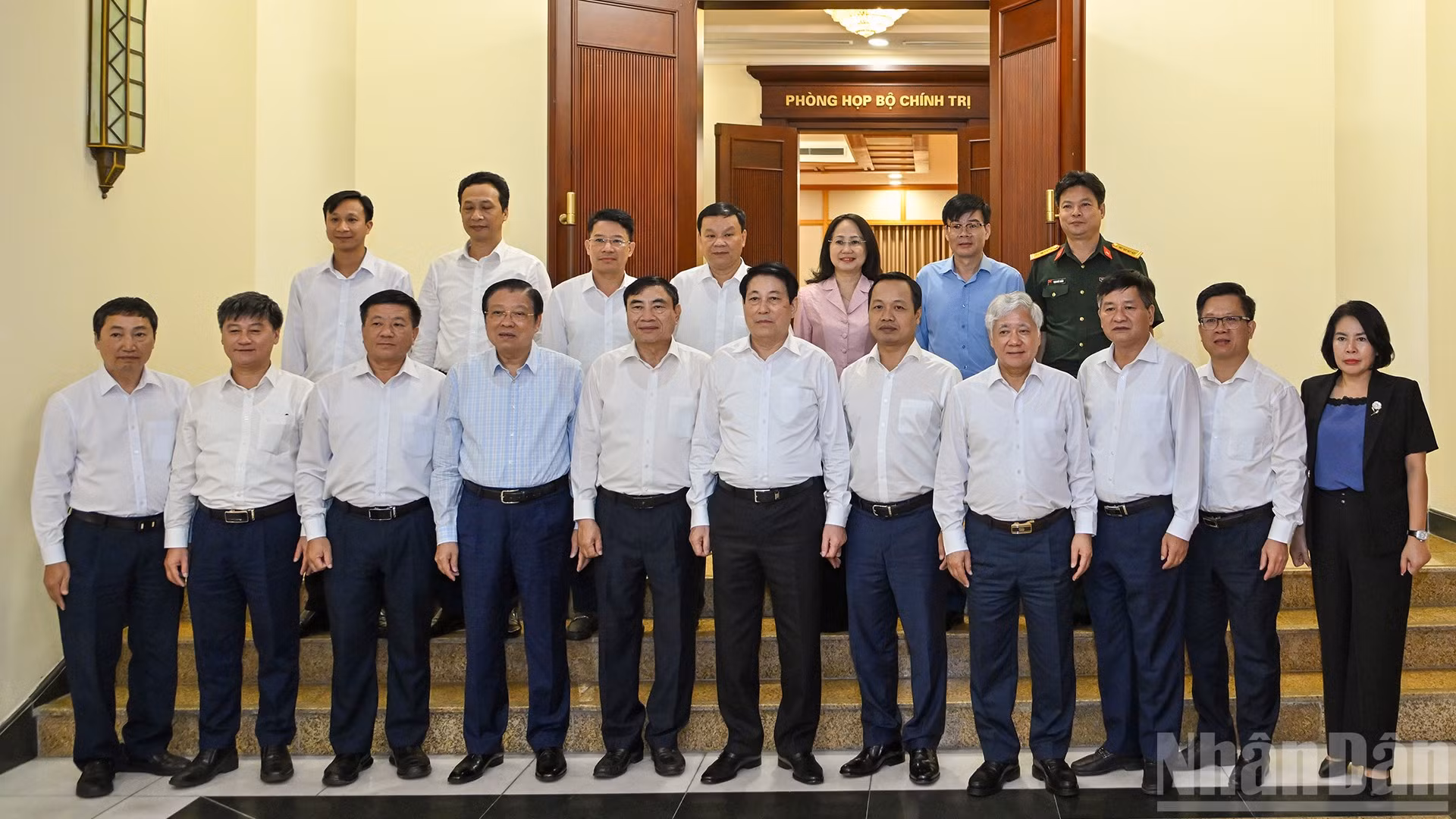 Chủ tịch nước Lương Cường và các đại biểu cùng các đồng chí trong Ban Thường vụ Tỉnh ủy Điện Biên tại buổi làm việc.