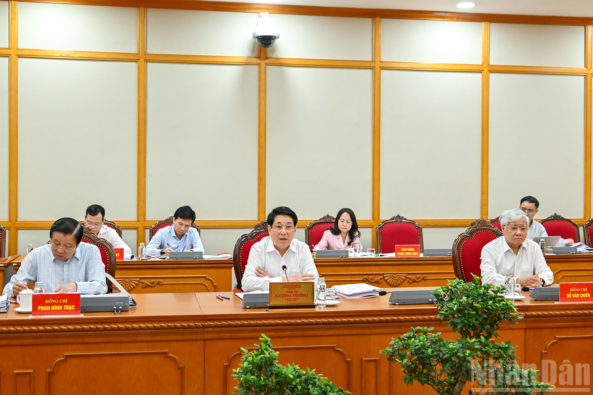 Chủ tịch nước Lương Cường, Trưởng Ban Nội chính Trung ương Phan Đình Trạc, Chủ tịch Ủy ban Trung ương Mặt trận Tổ quốc Việt Nam Đỗ Văn Chiến cùng các đại biểu tại cuộc làm việc với Ban Thường vụ Tỉnh ủy Điện Biên. ndo_br_3.jpg