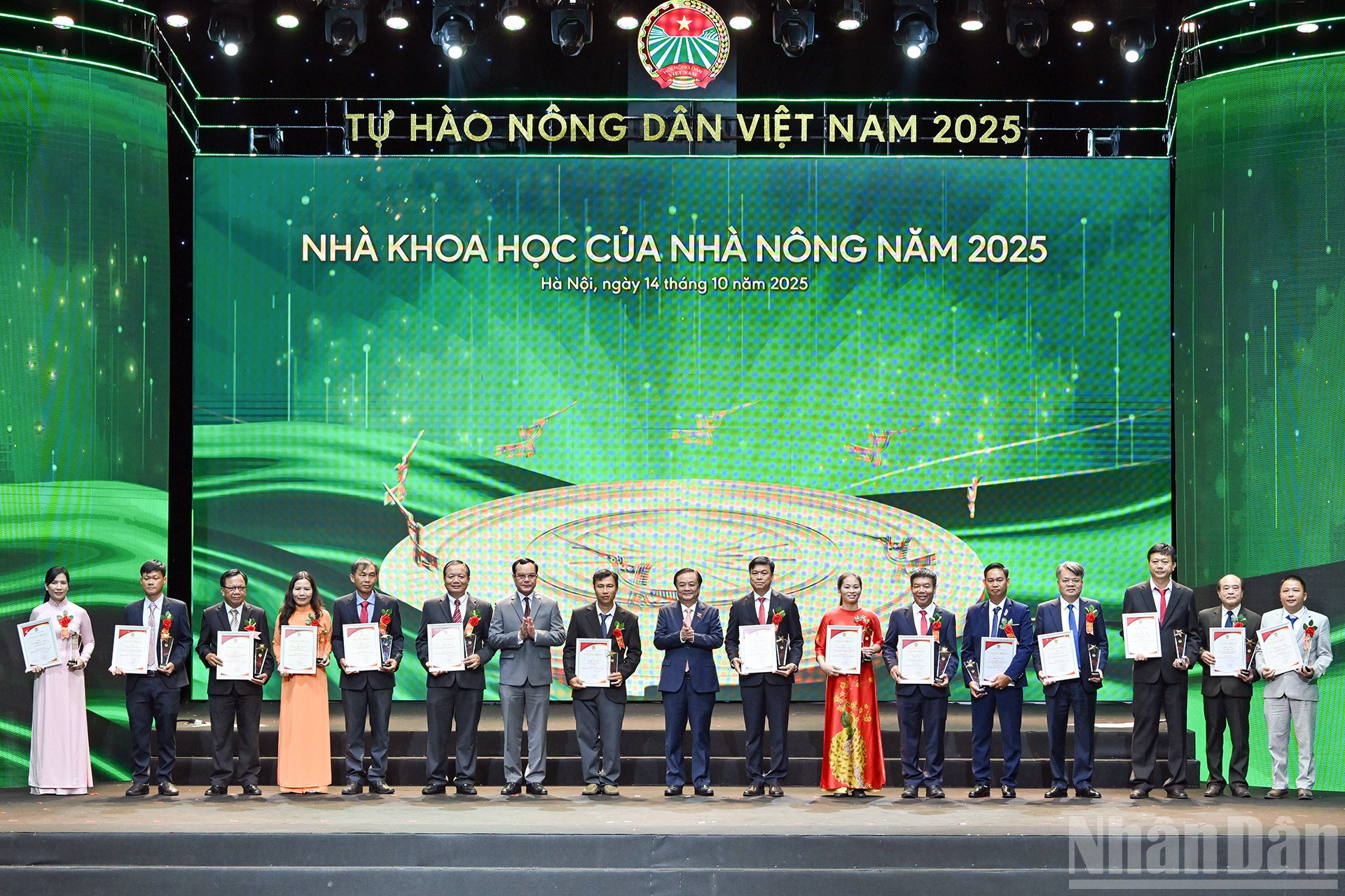 Phó Chủ tịch Quốc hội Lê Minh Hoan và Chủ tịch Tổng Liên đoàn lao động Việt Nam Nguyễn Đình Khang trao biểu trưng và chứng nhận cho Nhà khoa học của Nhà nông năm 2025. ndo_br_9-1992.jpg