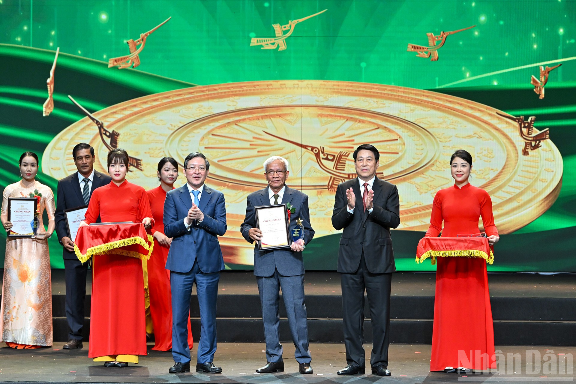 Chủ tịch nước Lương Cường và Chủ tịch Ban Chấp hành Trung ương Hội Nông dân Việt Nam Lương Quốc Đoàn trao biểu trưng và chứng nhận tặng nhóm Những nông dân tỷ phú và Hội nhập quốc tế. ndo_br_14.jpg