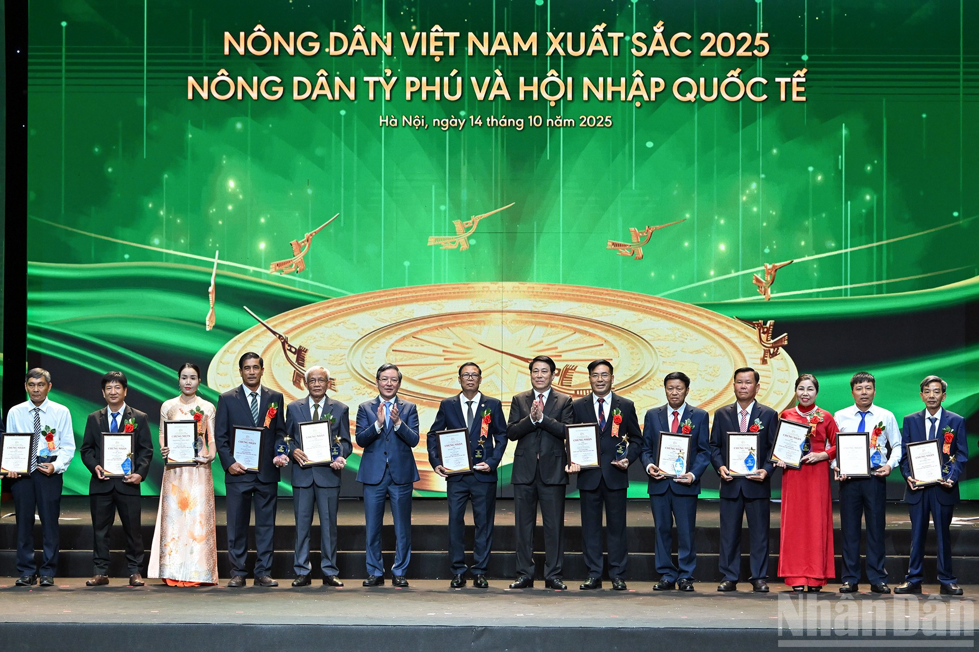 Chủ tịch nước Lương Cường và Chủ tịch Ban Chấp hành Trung ương Hội Nông dân Việt Nam Lương Quốc Đoàn trao biểu trưng và chứng nhận tặng nhóm Những nông dân tỷ phú và Hội nhập quốc tế. ndo_br_15.jpg