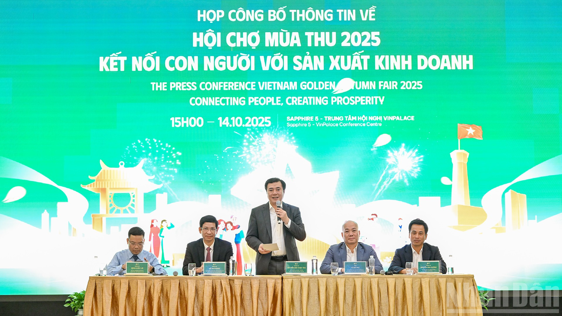 Thứ trưởng Công thương Nguyễn Sinh Nhật Tân; Thứ trưởng Văn hóa, Thể thao và Du lịch Hồ An Phong cùng lãnh đạo các đơn vị thuộc hai Bộ và Ủy ban nhân dân thành phố Hà Nội chủ trì họp báo.