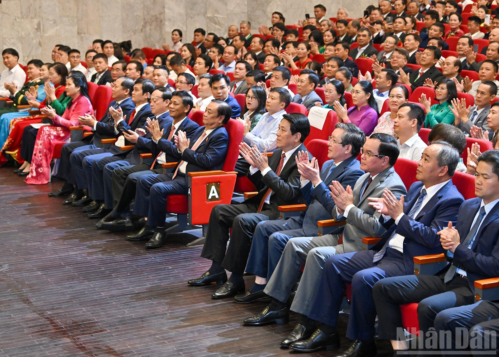 Chủ tịch nước Lương Cường và các đại biểu tham dự Lễ tôn vinh và trao tặng danh hiệu Nông dân Việt Nam xuất sắc, Nhà Khoa học của nhà nông năm 2025. ndo_br_6-4025.jpg