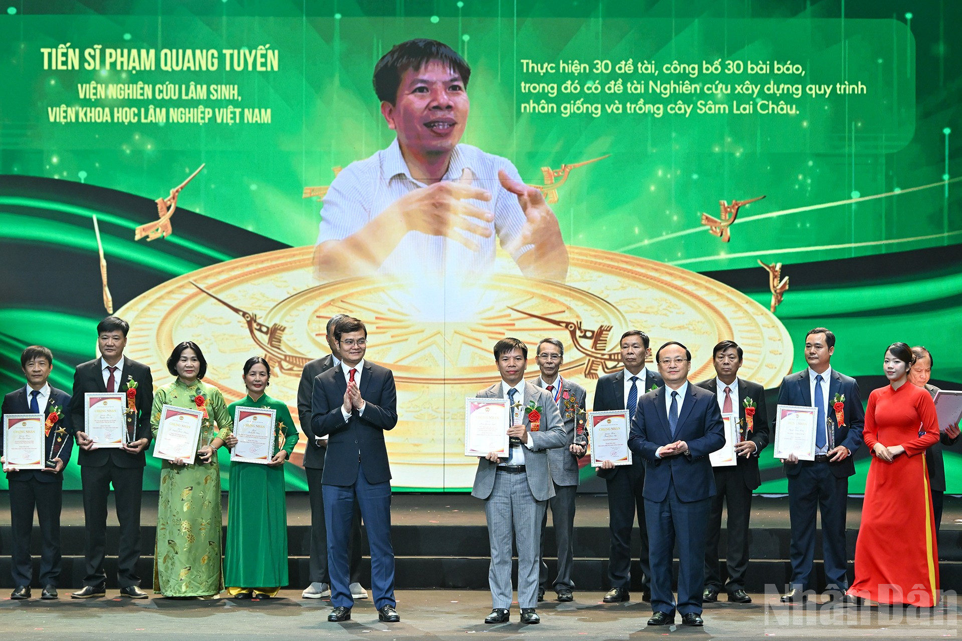 Tổng Giám đốc đài Tiếng nói Việt Nam Đỗ Tiến Sỹ và Bí thư thứ nhất Trung ương Đoàn thanh niên cộng sản Hồ Chí Minh Bùi Quang Huy trao biểu trưng và chứng nhận tặng Nhà khoa học của Nhà nông năm 2025. ndo_br_10-3693.jpg