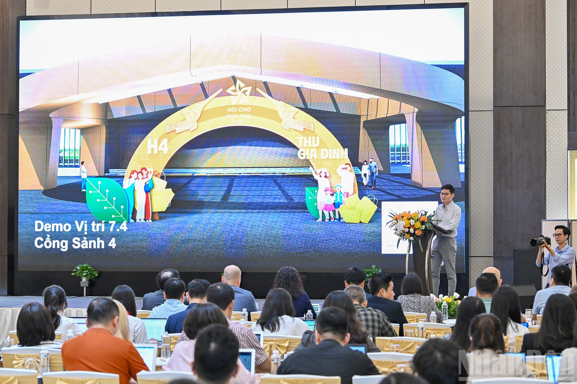 يقدم مدير التسويق لشركة مركز المعارض والمؤتمرات الفيتنامية المساهمة Quach Tuan Anh مخطط الألوان الرئيسي المرئي والشعار والهوية لمعرض الخريف 2025. ndo_br_5.jpg