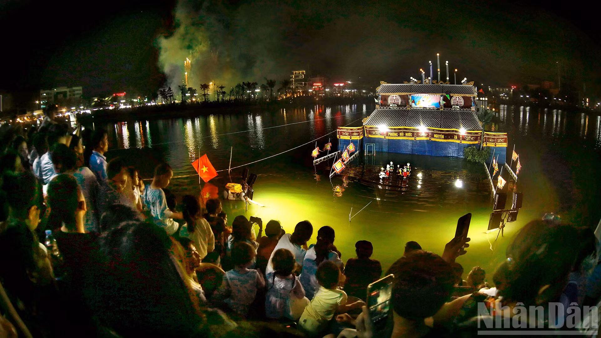 Toàn cảnh buổi biểu diễn rối nước tại ngày hội của địa phương.