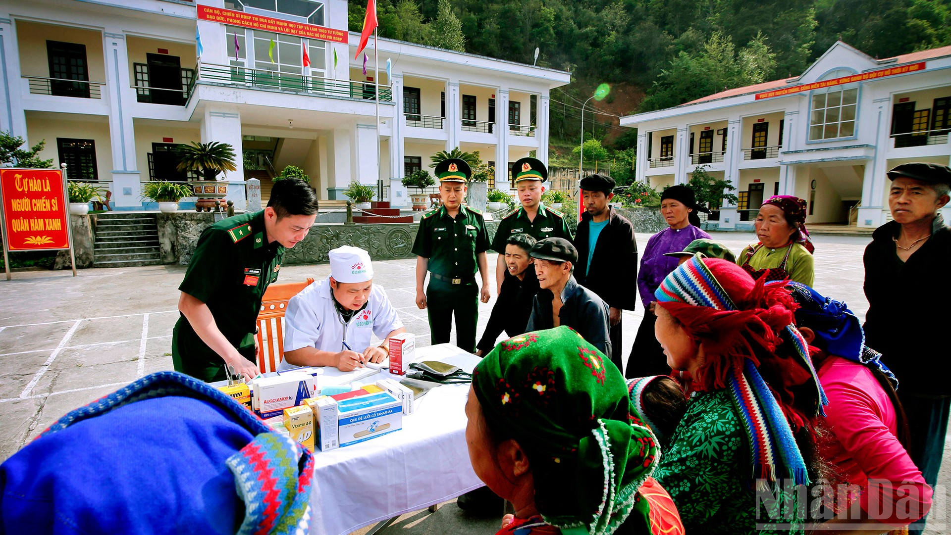 Đồn biên phòng Lũng Cú luôn đề cao công việc y tế với dân bản.