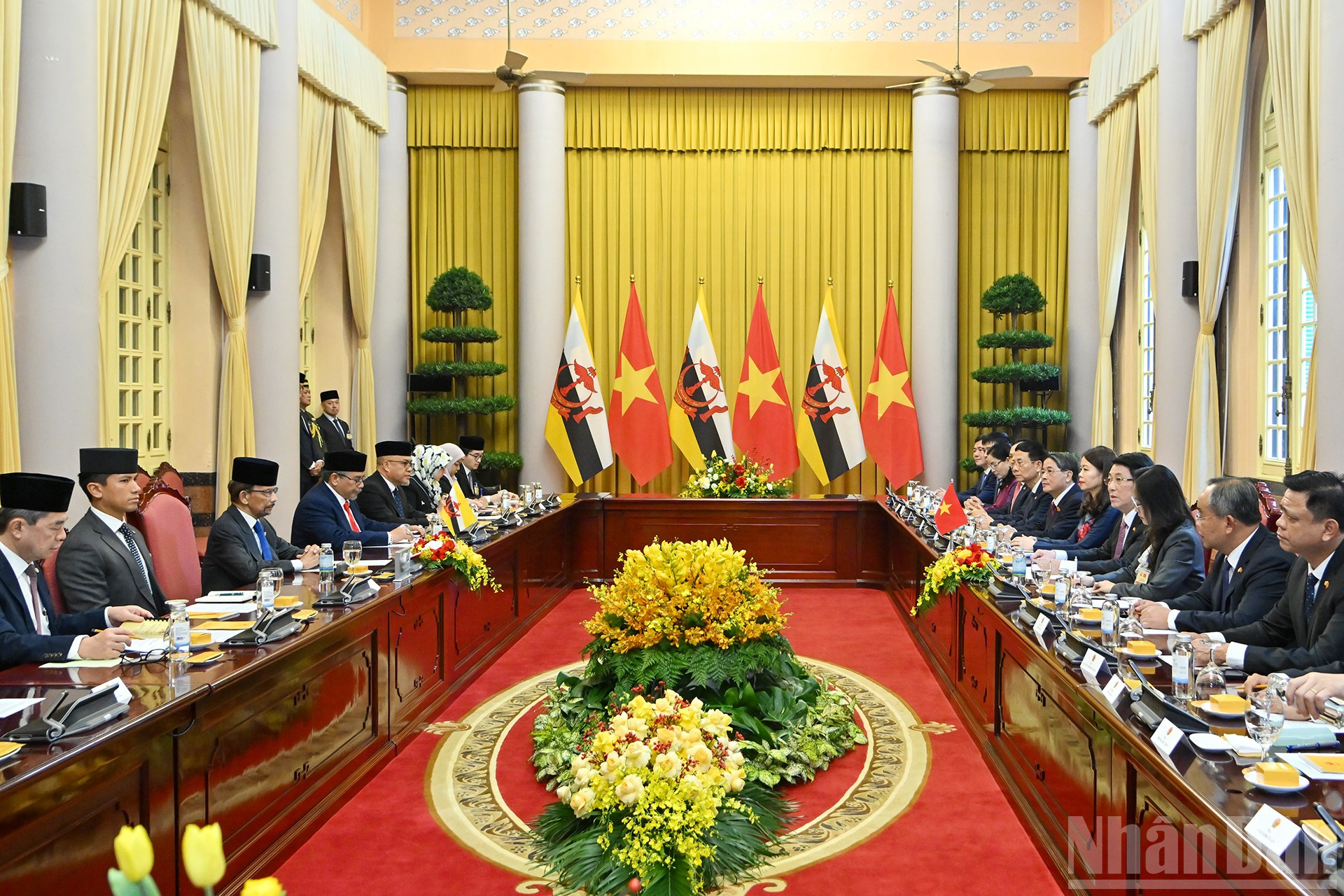 Scena rozmów prezydenta Luong Cuonga z sułtanem Brunei Darussalam Haji Hassanalem Bolkiahem. ndo_br_11.jpg