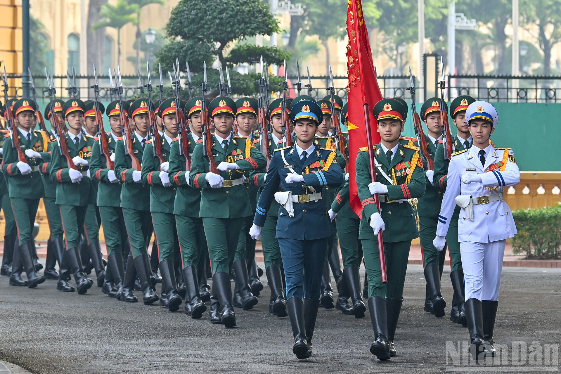 Gwardia Honorowa Wietnamskiej Armii Ludowej zajmuje pozycję, przygotowując się do ceremonii powitania sułtana Brunei Darussalama Haji Hassanala Bolkiaha podczas wizyty państwowej w Wietnamie. ndo_br_2.jpg
