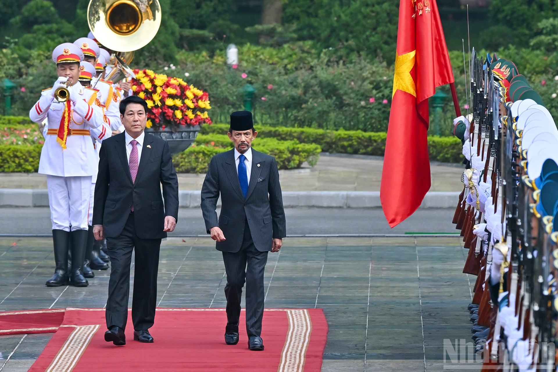 Prezydent Luong Cuong i sułtan Brunei Darussalam Haji Hassanal Bolkiah dokonują przeglądu Gwardii Honorowej Wietnamskiej Armii Ludowej podczas ceremonii powitania. ndo_br_5.jpg