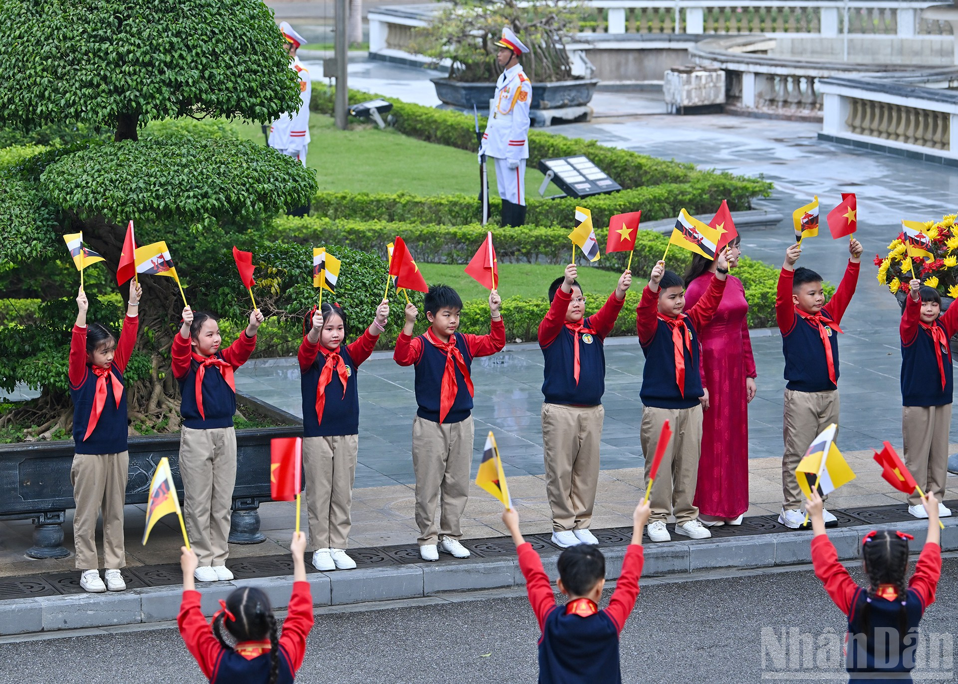 Podczas ceremonii powitania dzieci stolicy powitały prezydenta Luonga Cuonga i sułtana Brunei Darussalam Haji Hassanala Bolkiaha. ndo_br_3.jpg