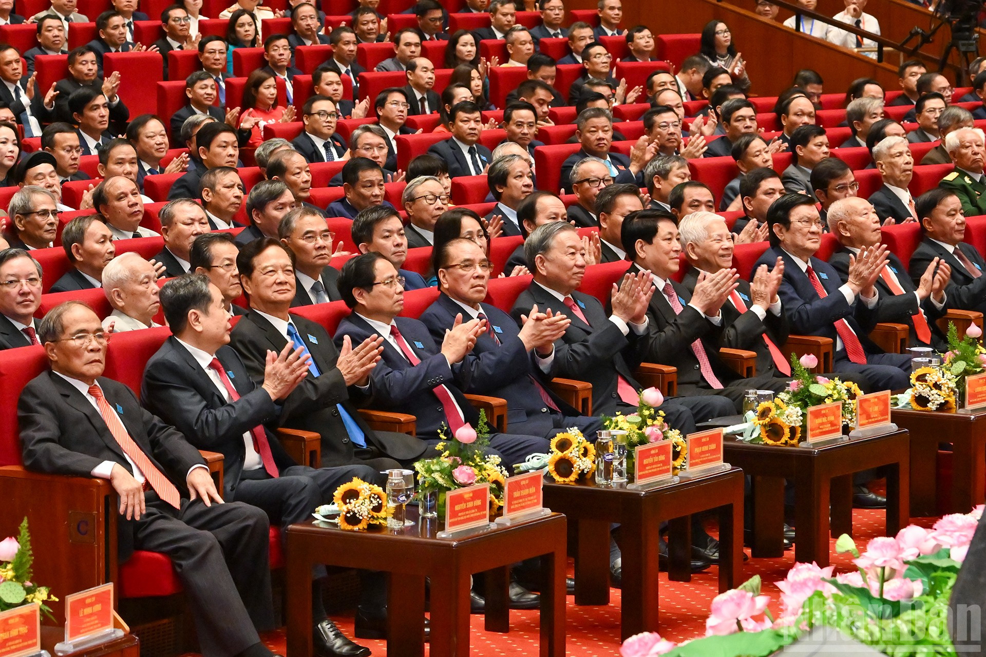 Tổng Bí thư Tô Lâm cùng các đồng chí lãnh đạo, nguyên lãnh đạo Đảng, Nhà nước và đại biểu tham dự Đại hội. (Ảnh: THỦY NGUYÊN) ndo_br_03.jpg